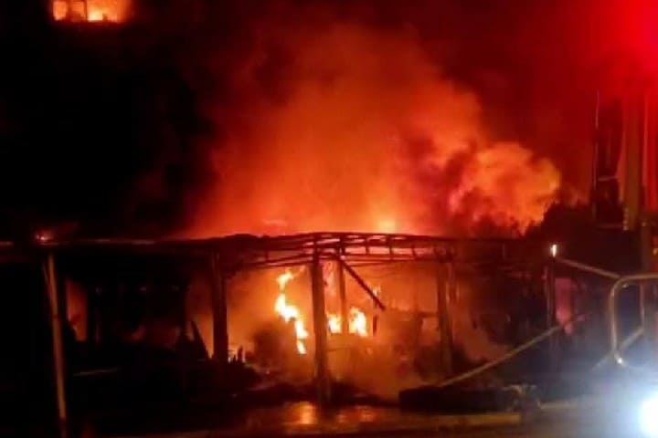 Un incendie errant vient dans les magasins commerciaux au centre d’Imzorn et des pertes de matériaux lourds