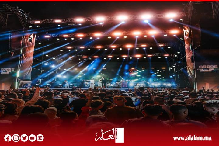 Le Festival international du Festival international offre son programme diversifié. Les artistes sont créatifs dans la plate-forme Crown avec une présence publique record