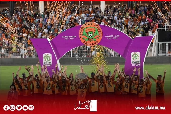 Lors d’un mariage sportif dans un volcan. L’équipe Al -nahda élève le bouclier du championnat professionnel national au stade municipal