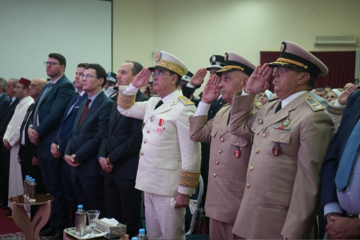 À l’occasion du 26e anniversaire de la montée de Sa Majesté le trône. Le travailleur de la région d’Al-Hoceima préside la cérémonie d’écoute pour le discours royal et l’un de ceux qui leur sont bénis.