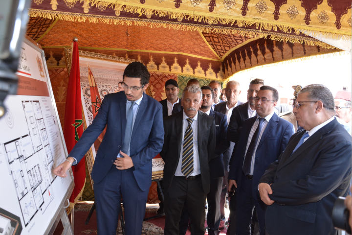 En commémoration du 26e anniversaire du trône glorieux. Le travailleur de la région Safi donne le début et le lancement de projets de développement social et oriental