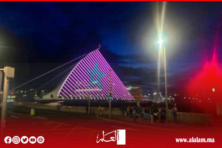 Une scène exceptionnelle .. Le célèbre pont « Samuel Picky » en Irlande est les couleurs du drapeau marocain pour célébrer le trône glorieux