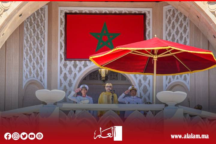 Sa Majesté Le roi préside la cérémonie de performance du département pour les officiers diplômés des écoles secondaires militaires et semi-militaires
