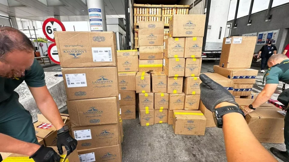Saisie de 28 000 paquets de cigarettes en provenance du Maroc