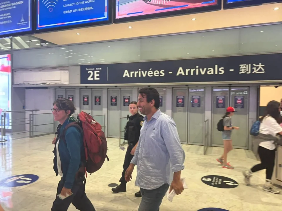 Mohamed El Bakkali de retour à Paris après sa remise en liberté par Israël