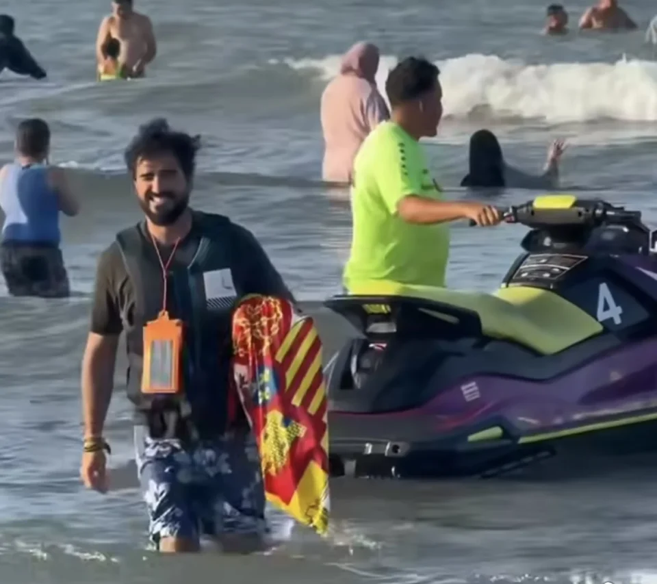 Le SG d’un parti politique plante le drapeau espagnol sur l’ilot El Mar, revendiqué par le Maroc