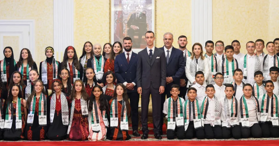 Moulay El Hassan reçoit les enfants maqdessis des colonies de vacances de Bayt Mal Al-Qods