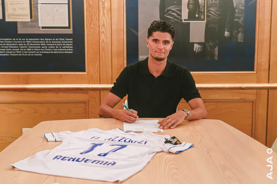 L’AJ Auxerre officialise le transfert d’Oussama El Azzouzi en prêt