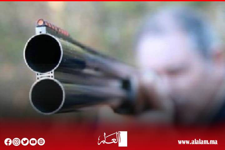 Une personne blessant un coup de feu d’une cruche de chasse