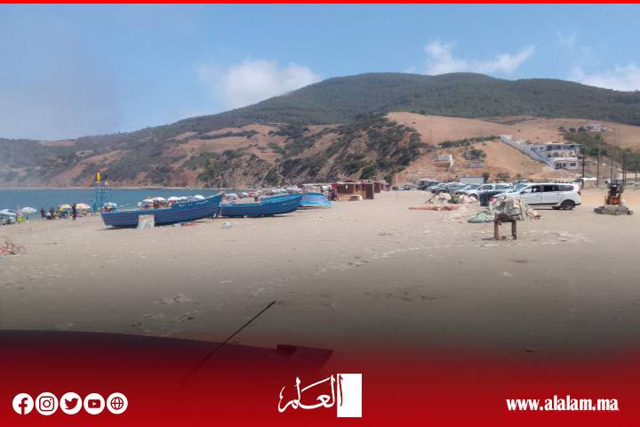 Des vagues fortes s’écrase un bateau de chasse avec un nord de Dakhla et l’équipage s’échappe miraculeusement