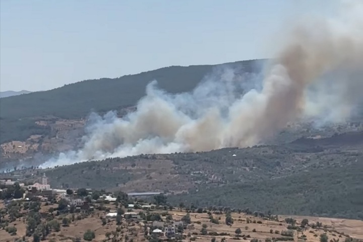 Les équipes d’intervention réussissent à entourant l’incendie de la forêt de Durda à Chefchaouen