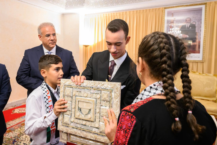 Moulay Al -Hassan reçoit les enfants de Jérusalem qui participent au camp d’été pour House Mal Al -quds Al -Sharif.