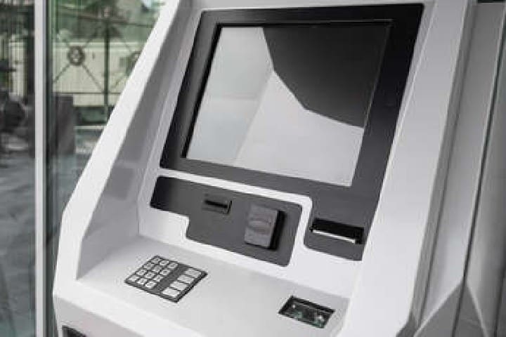 Clients d’un service de fenêtre bancaire automatique, écran sombre
