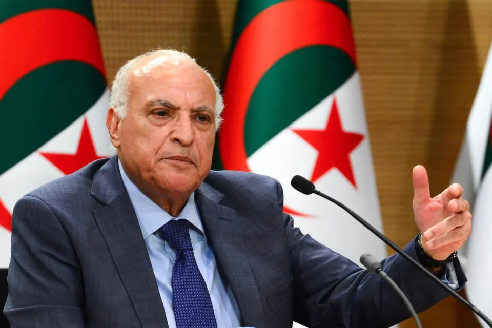 L’Algérie répond à la décision du président Macron de mettre fin à l’exemption de visas pour les officiels algériens
