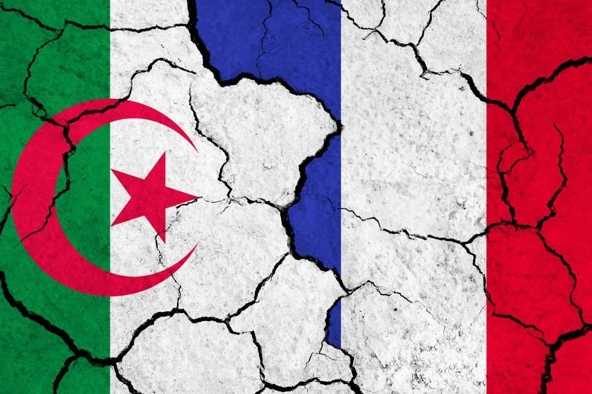 La France lance un mandat d’arrêt international contre un diplomate algérien