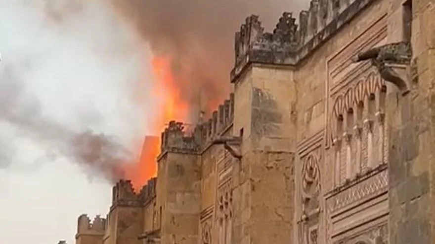 Incendie impressionant dans la mosquée historique de Cordoue en Espagne [Vidéo]