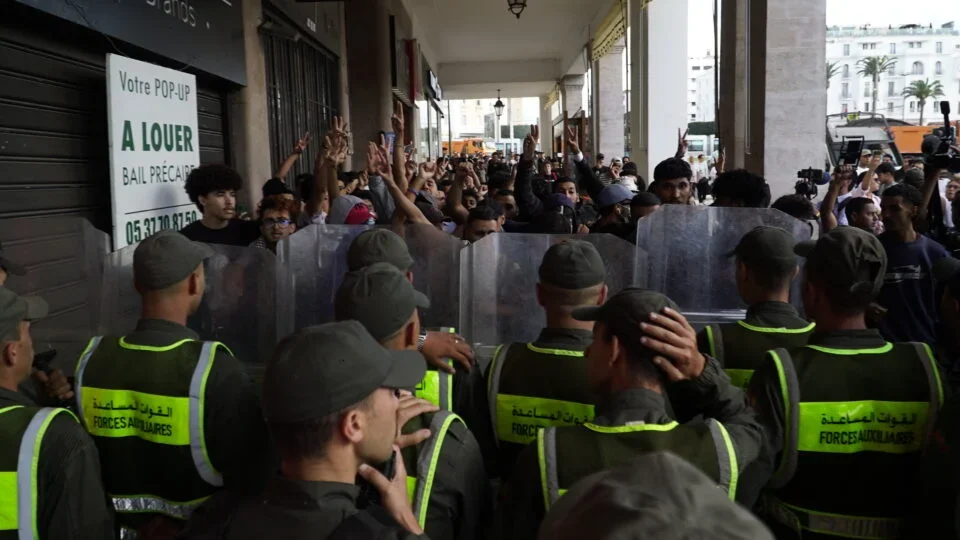 Tensions et affrontements violents dans plusieurs villes ce mardi