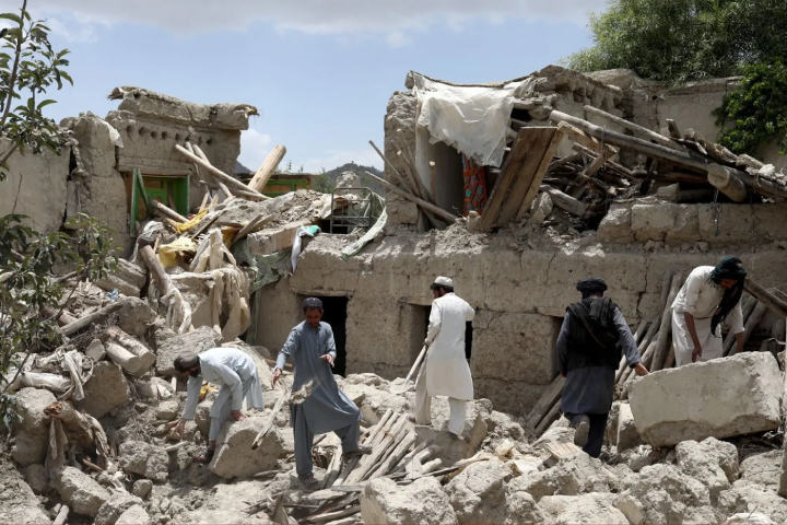 Un tremblement de terre en Afghanistan laisse plus de 800 morts et plus de 2 700 blessés