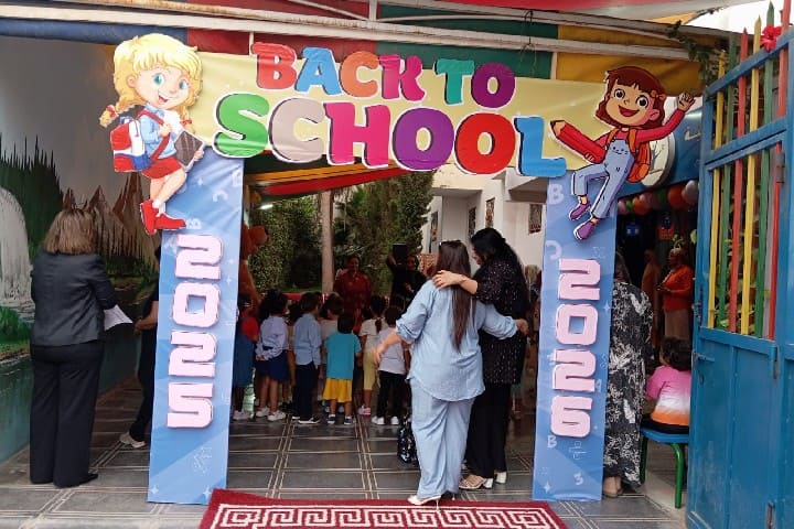 Le début de la nouvelle saison scolaire avec le logo de la poursuite de la réussite scolaire