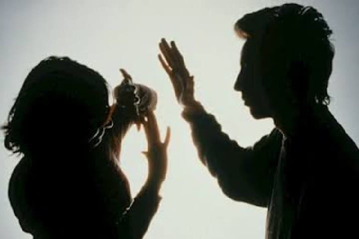 Deux ans sont un emprisonnement efficace et une amende de la violence de sa mère