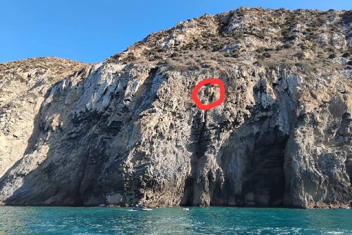 Sauver une personne collée à une attelle montagneuse