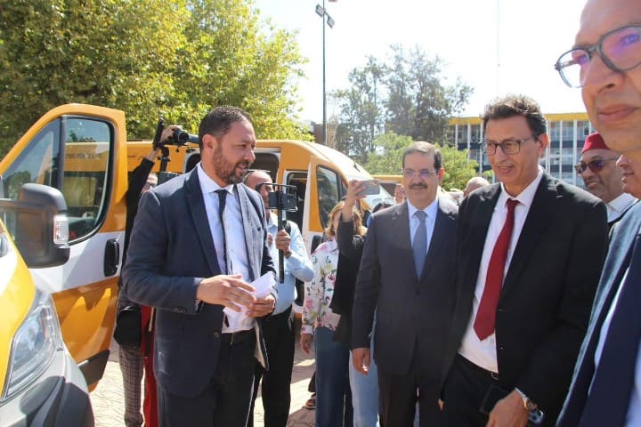 Livraison de voitures pour le transport scolaire et l’ambulance par le travailleur de la région