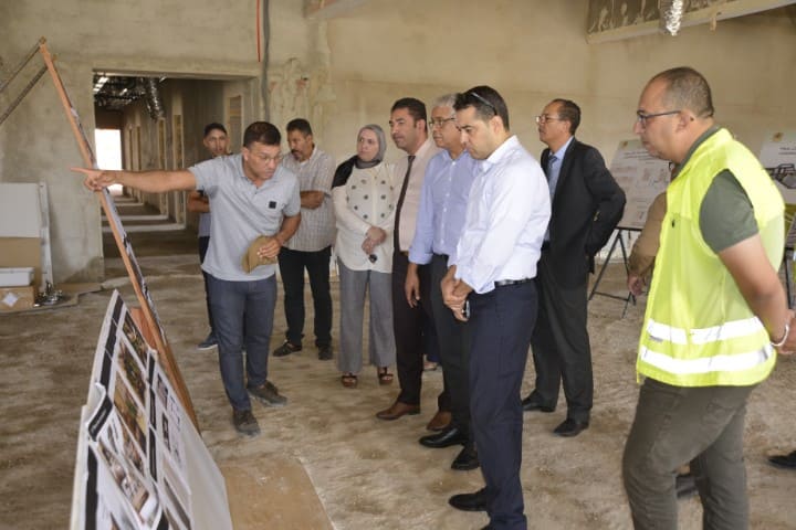 Le chef du côté est et le président de l’université de Mohamed I inspectent les travaux de l’achèvement de la maison africaine et l’expansion du complexe sportif à l’Université Mohamed I à Oujda