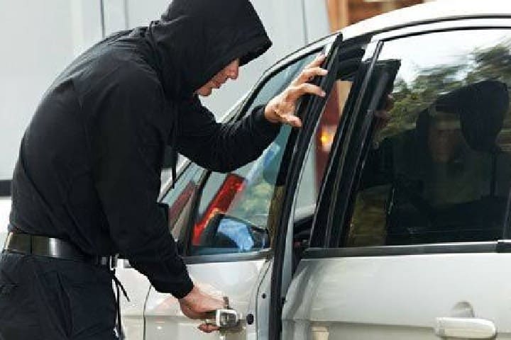 La sécurité a renversé un suspect à voler le contenu des voitures