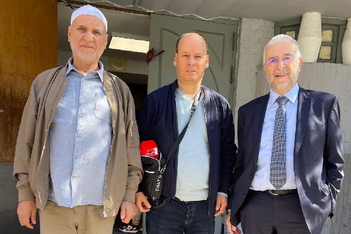 Le chef des mosquées et le rabbin juif condamne la licence judiciaire néerlandaise en brûlant le Saint Coran