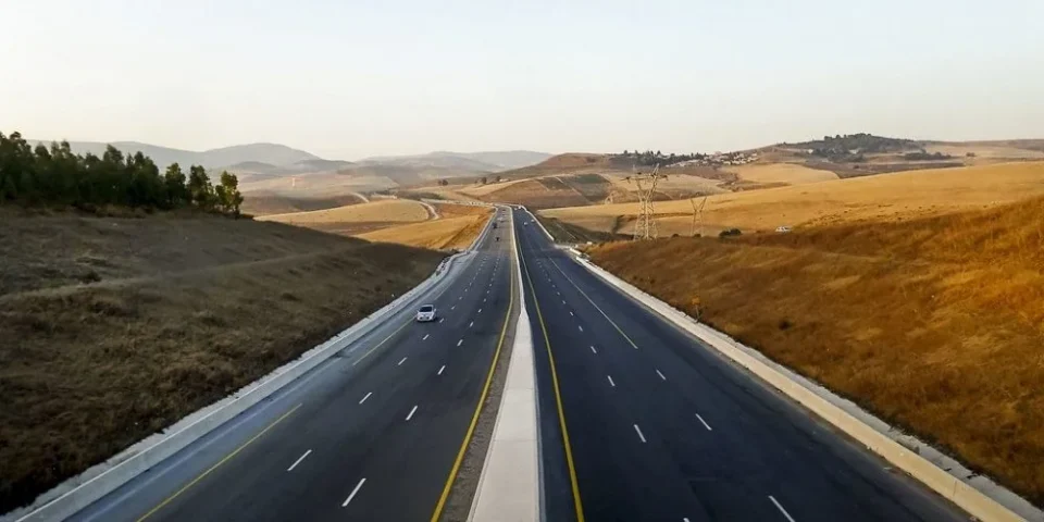 Un citoyen poursuit Autoroutes du Maroc après un accident causé par un chien errant