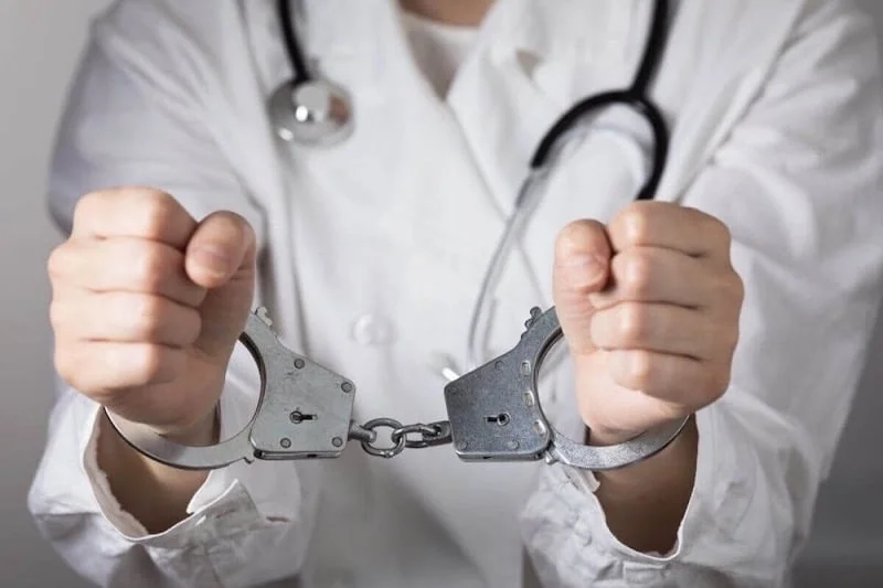 Arrestation d’un médecin et trois complices pour faux certificats médicaux