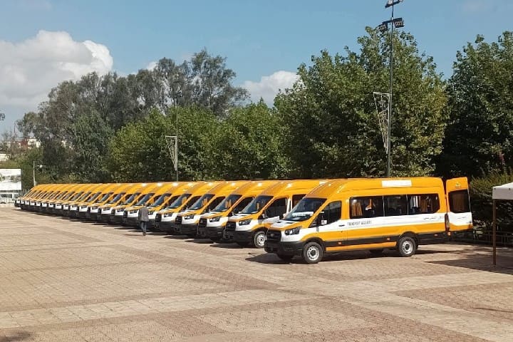 Le travailleur de Quneitra supervise la distribution de 36 bus de transport scolaire