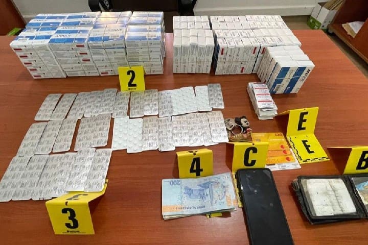 Une embuscade de la circulation a renversé une pilule narcotique en possession de 9 300 comprimés