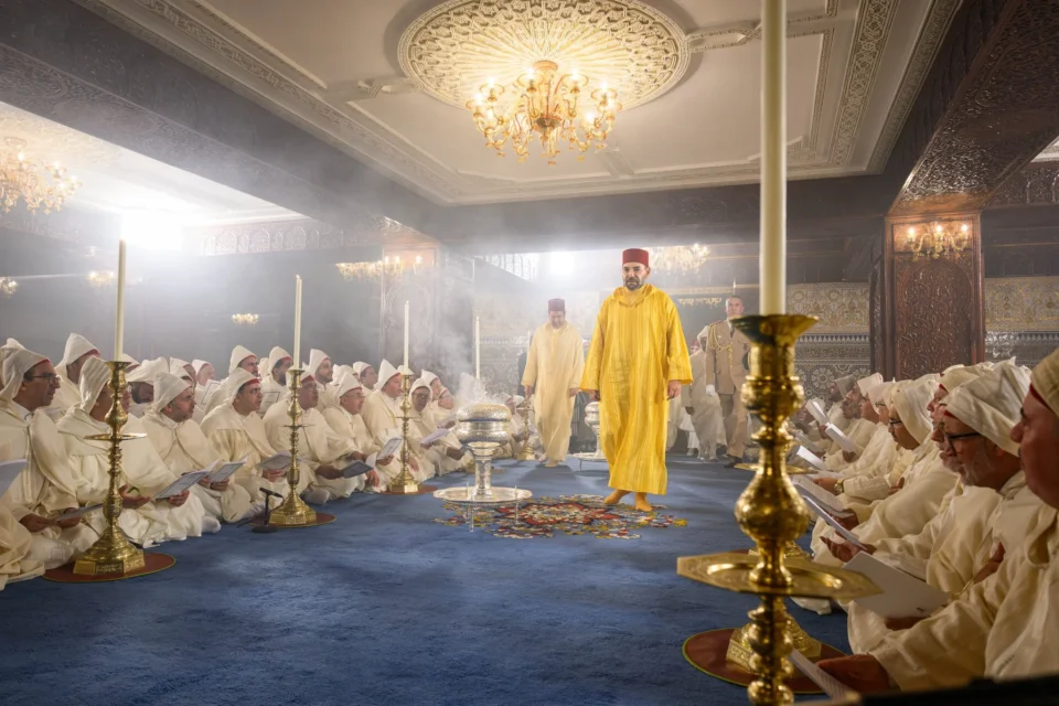 Mohammed VI préside une veillée religieuse pour les 27 ans de la mort de Hassan II