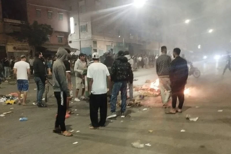 Face à un assaut d’une foule de jeunes la Gendarmerie Royale réplique à balles réelles (2 morts)