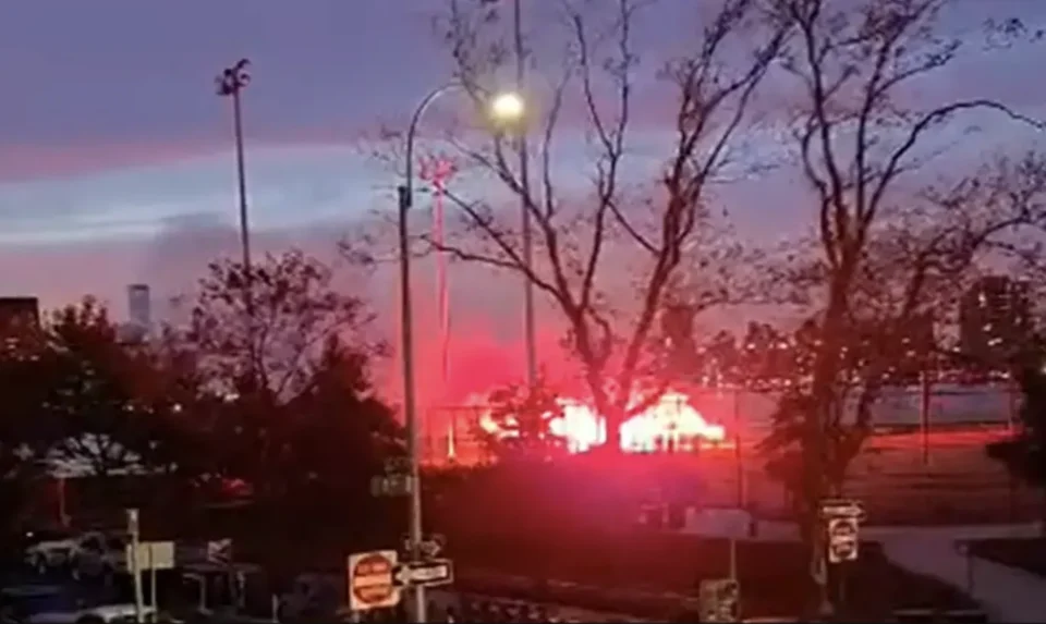 Des supporters marocains illuminent Astoria avec des feux d’artifice et une bannière du Wydad